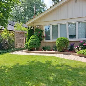 Private Close To Airport Pearson , Toronto Canada