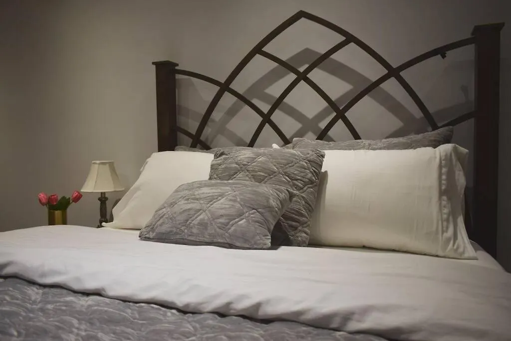Home Away From Home - Basement Studio Apartment Toronto