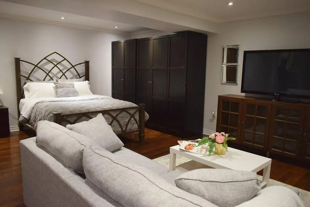 Home Away From Home - Basement Studio Apartment Toronto Canada